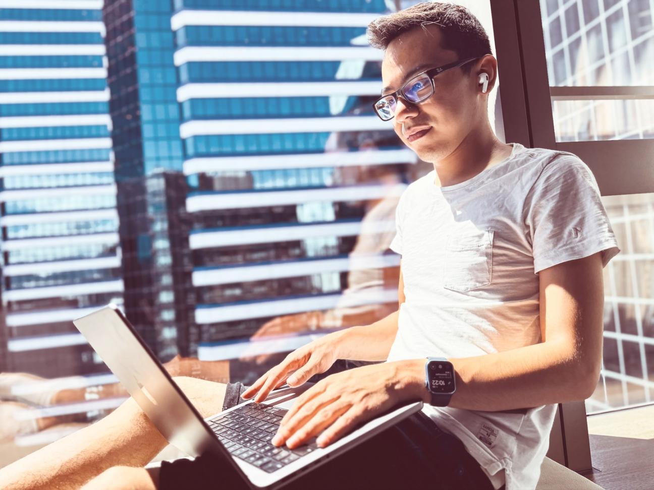 E-commerce SEO training materials and analytics dashboard